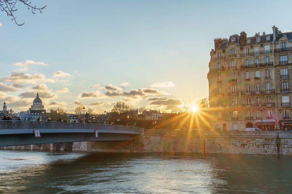 Turismo en París Pont Saint Louis. Par slam.photo from Paris, France — Sunset on Pont Saint Louis, CC BY SA 2.0 Turismo en París Pont Saint Louis