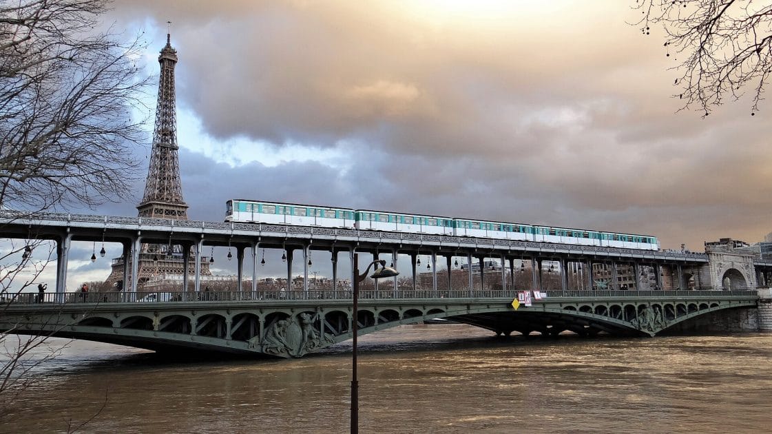 Turismo en París Pont de Bir Hakeim. By Ibex73 Own work, CC BY SA 4.0 Turismo en París Pont de Bir Hakeim