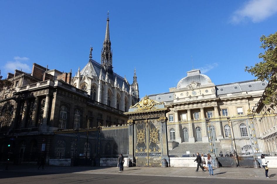Turismo en París Sainte Chapelle y Palacio de Justicia. By Guilhem Vellut from Paris, France Sainte Chapelle, Paris, CC BY 2.0 Turismo en París Sainte Chapelle y Palacio de Justicia