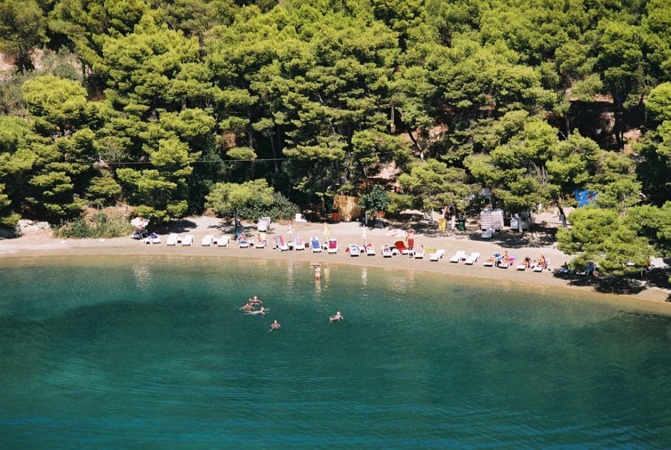 Crucero por las islas Sarónicas Playa en Poros. By Agnee Flickr Poros 3, CC BY 2.0 Crucero por las islas Sarónicas Playa en Poros