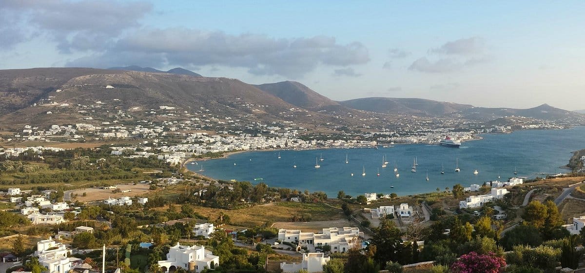Mejores islas Cícladas para visitar - Puerto de Parikia