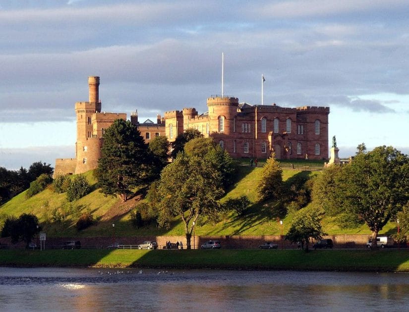 Viaje por Escocia en 7 días Castillo de Inverness. By dave conner from Inverness, Scotland Inverness Castle and River Ness Inverness Scotland, CC BY 2.0, Viaje por Escocia en 7 días Castillo de Inverness