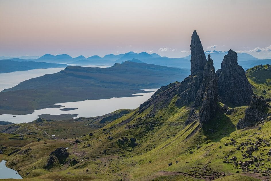 Viaje por Escocia en 7 días Old Man of Storr. By Sanshiro KUBOTA from London, UK World End, CC BY 2.0 Viaje por Escocia en 7 días Old Man of Storr