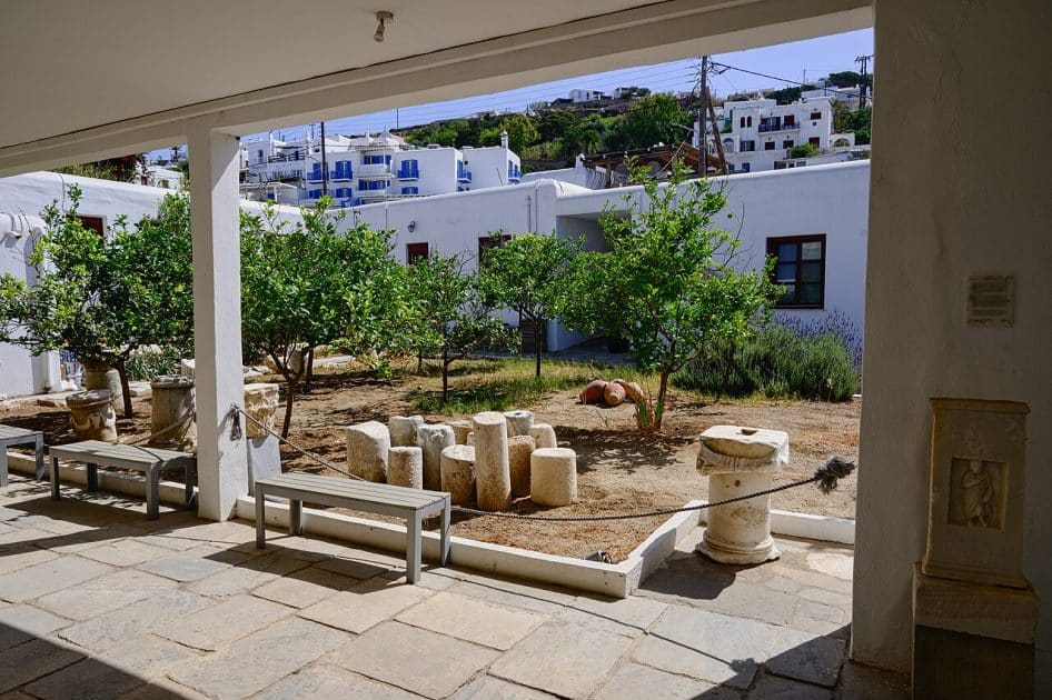 Qué ver en la isla de Mykonos Lapidarium del museo Arqueológico