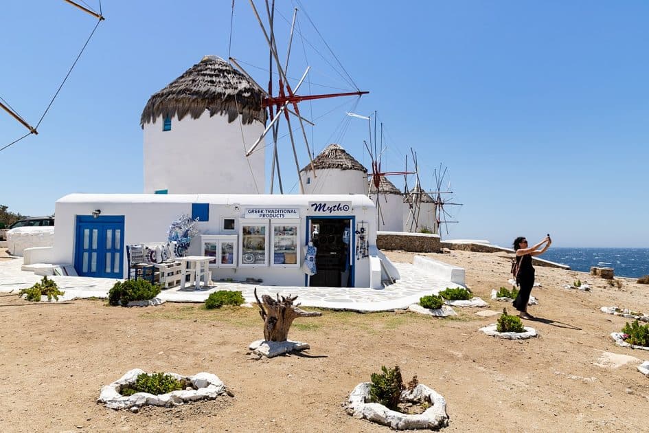 Qué ver en la isla de Mykonos Tienda de souvenirs junto a los molinos