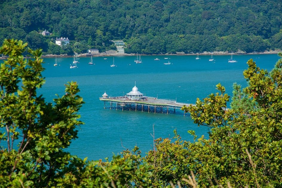 Viajar a Gales Garth Pier. By Bangor Pier, viewed from the Roman Camp by Oliver Mills, CC BY SA 2.0 Viajar a Gales Garth Pier