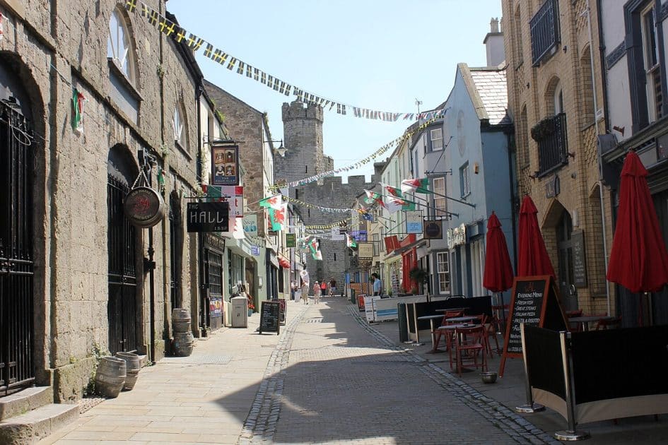 Viajar a Gales Palace Street en Caernarfon. By Palace Street, Caernarfon by Jeff Buck, CC BY SA 2.0 Viajar a Gales Palace Street en Caernarfon