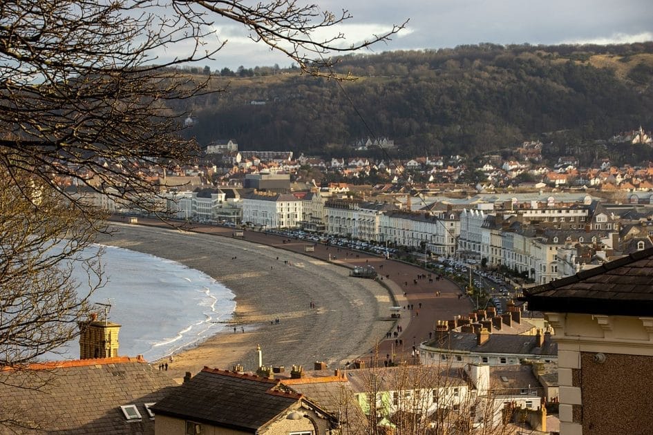 Viajar a Gales Vista de Llandudno. By Photograph by Mike Peel (www.mikepeel.net)., CC BY SA 4.0 Viajar a Gales Vista de Llandudno