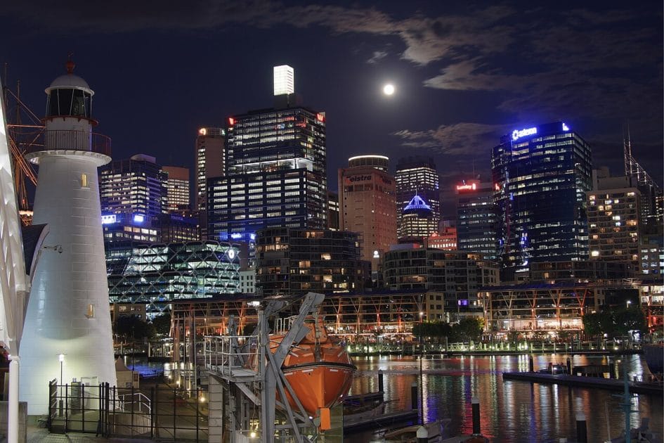 Qué hacer en Sídney en Navidad Darling Harbour de noche. By Adam.J.W.C. Own work, CC BY SA 2.5 Qué hacer en Sídney en Navidad Darling Harbour de noche