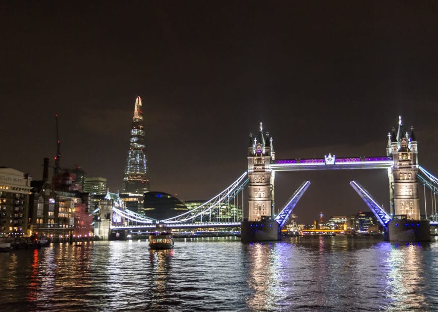 Tower Bridge sobre el Támesis