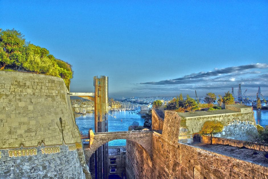 Ascensor Barrakka en los Jardines Upper Barrakka By allen watkin from London, UK HDR Valetta, CC BY 2.0 Ascensor Barrakka en los Jardines Upper Barrakka