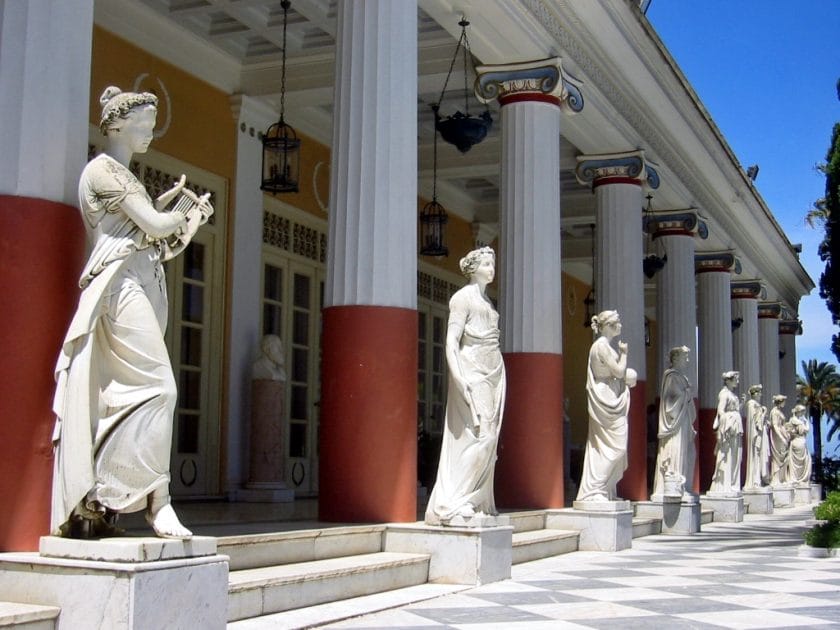 Entrada del Palacio de Achilleion 