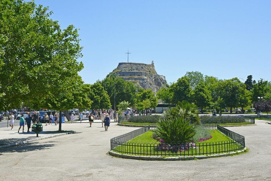 Plaza de Spianada con la Fortaleza Vieja de Corfú al fondo