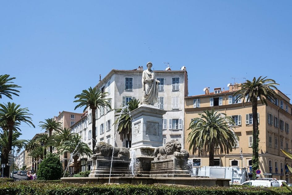 Estatua de Napoleón Bonaparte en la Place Foch 