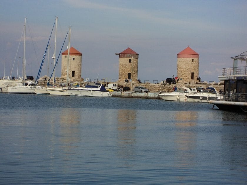 Molinos de viento en Puerto Mandraki