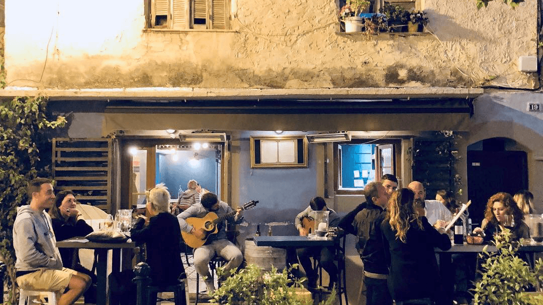 Terraza de Le Bistrot Bonaparte en el casco antiguo de Ajaccio