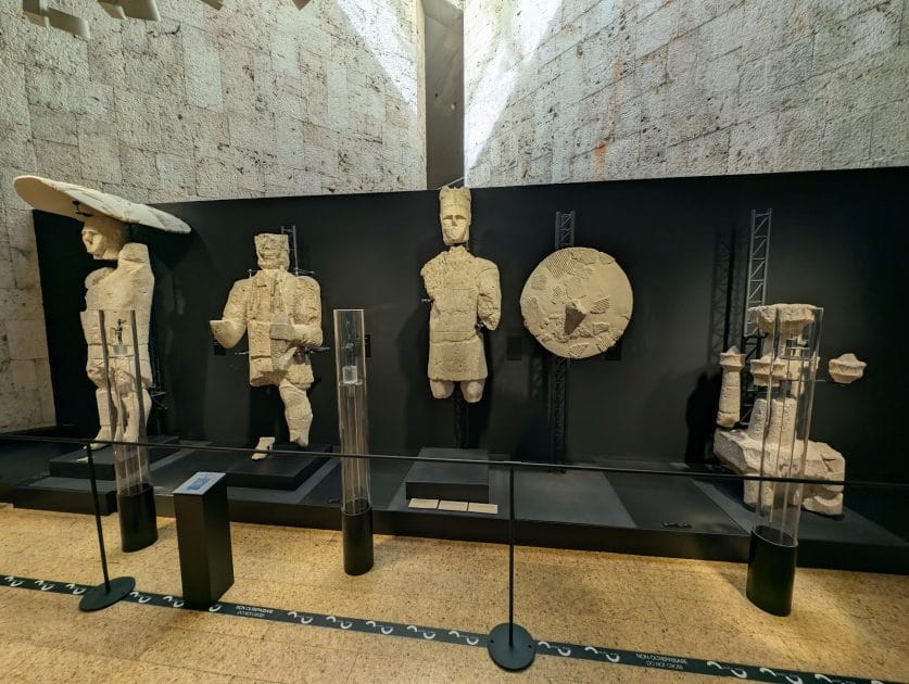 Esculturas en el Museo Arqueológico Nacional de Cagliari 