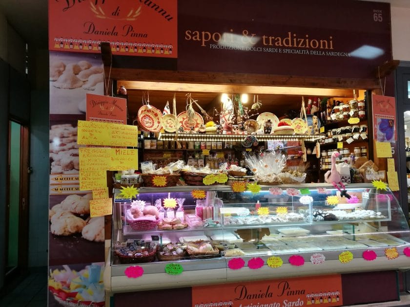 Productos tradicionales sardos en el Mercado de San Benedetto