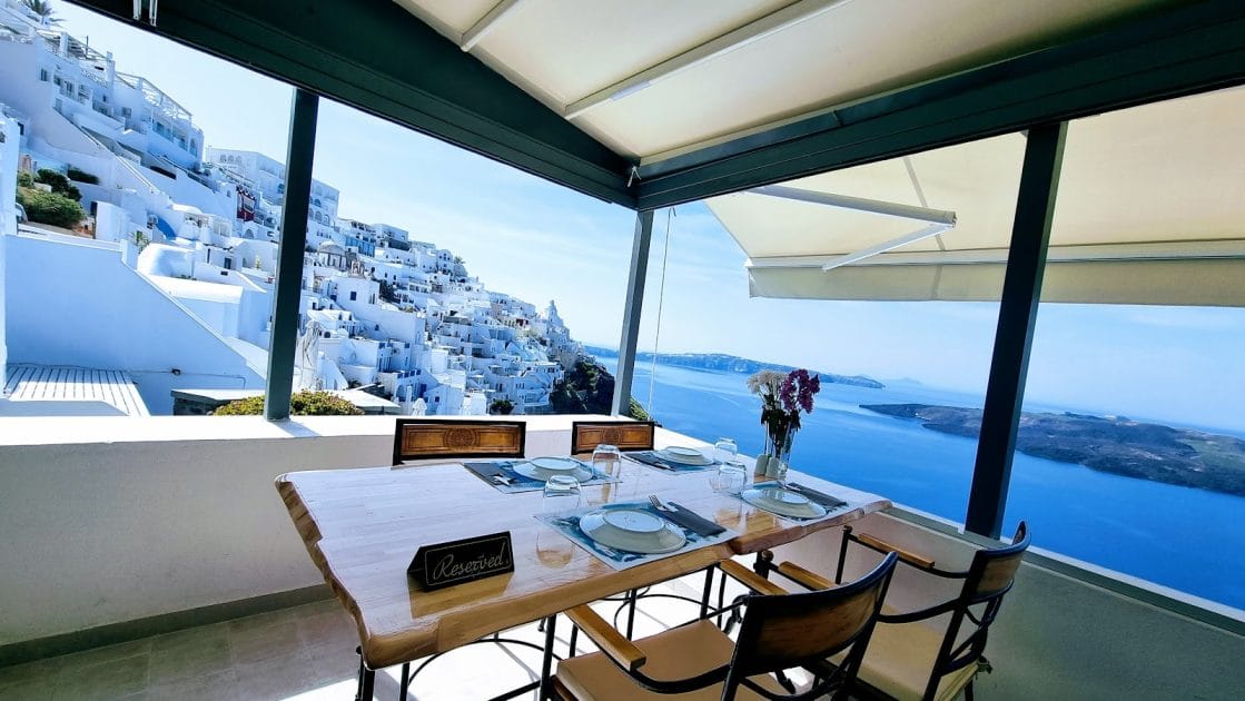 Vistas de la caldera de Santorini desde el Aris Restaurant 