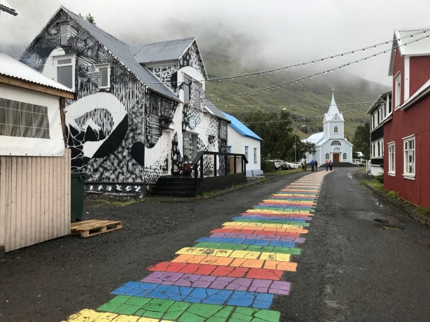 Calle Arcoirís con la iglesia de Seyðisfjörður al fondo By Saifunny Own work, CC BY SA 4.0 Calle Arcoirís con la iglesia de Seyðisfjörður al fondo