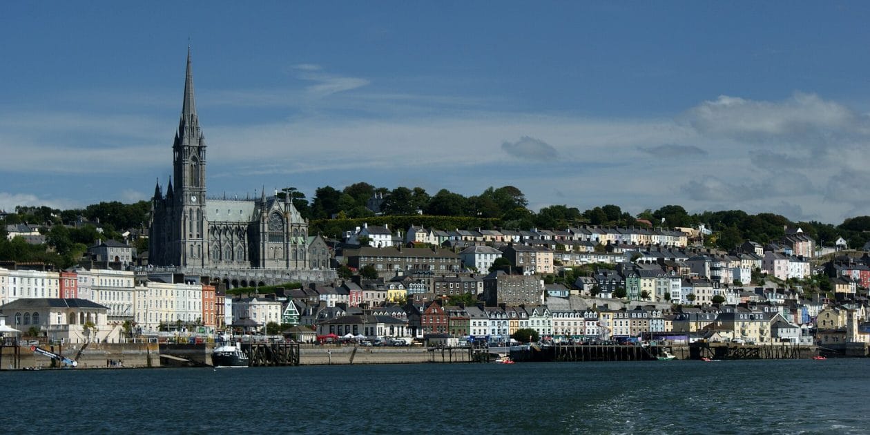 Cobh desde el mar By Kondephy Own work, CC BY SA 4.0 Cobh desde el mar