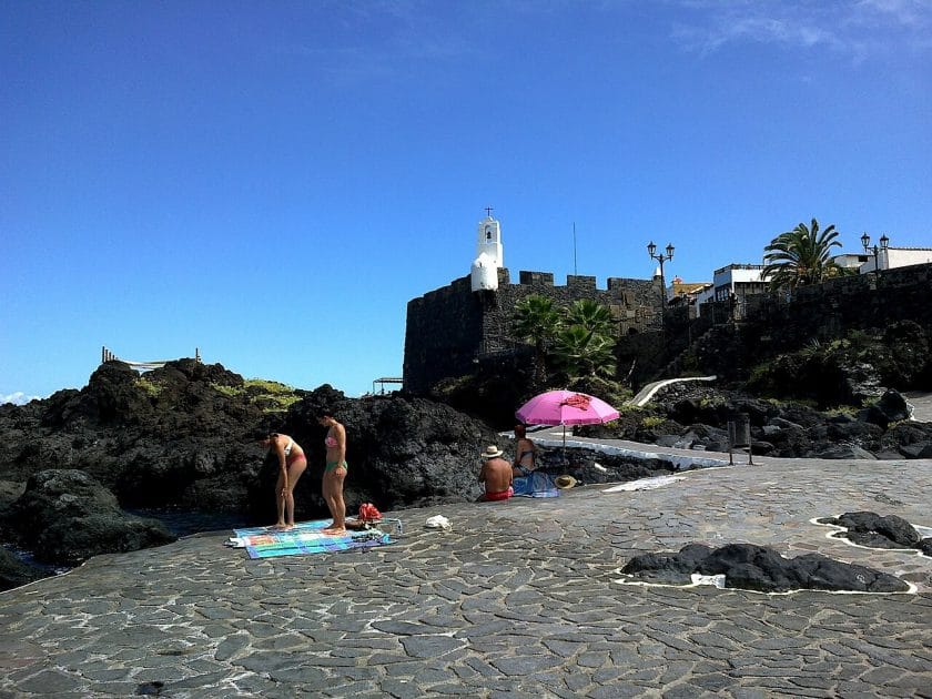 El Caletón de Garachico con el Castillo de San Miguel al fondo 
