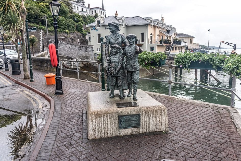 Estatua de Annie Moore By William Murphy Annie Moore Memorial In Cobh (Cork), CC BY SA 2.0 Estatua de Annie Moore