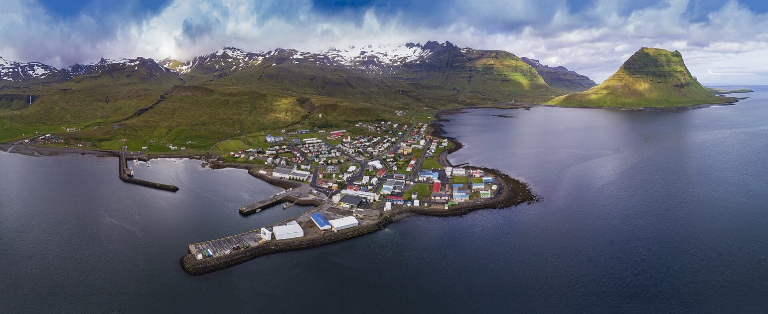 Grundarfjörður con la montaña Kirkjufell By Chensiyuan Own work, CC BY SA 4.0 Grundarfjörður con la montaña Kirkjufell