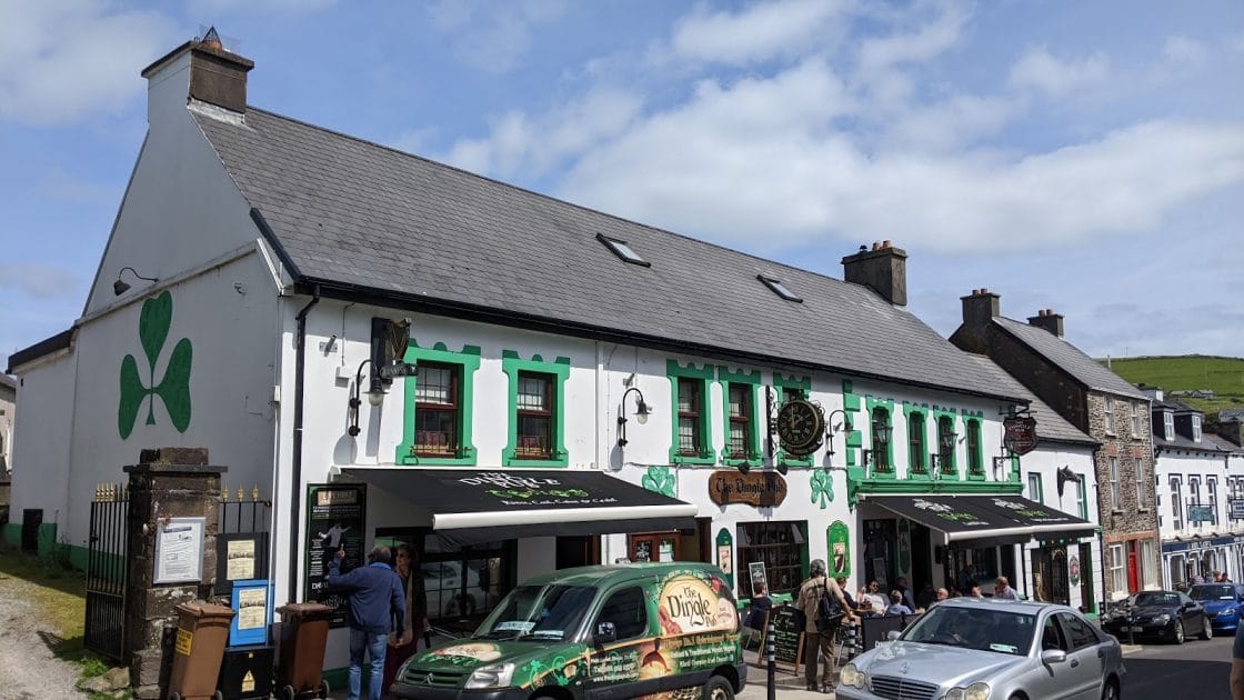 Main Street en Dingle Foto de Google Maps de Maciej “Kapelusz” Kolasa Main Street en Dingle