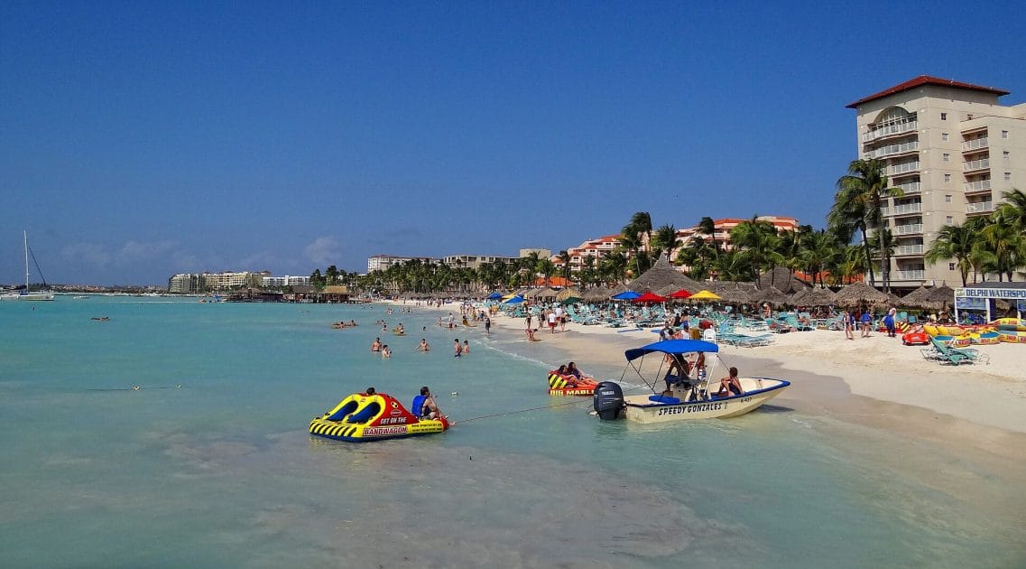 Palm Beach en Aruba By Bjørn Christian Tørrissen Own work by uploader, CC BY SA 3.0 Palm Beach en Aruba