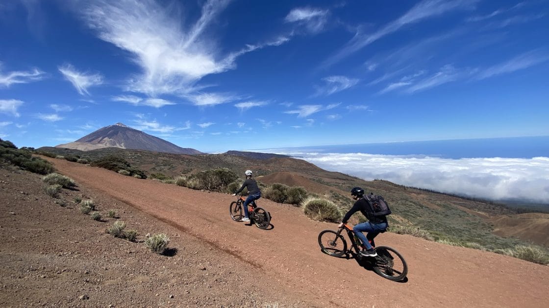rutas en bici con niños en Tenerife Pista ciclista con el Teide al fondo