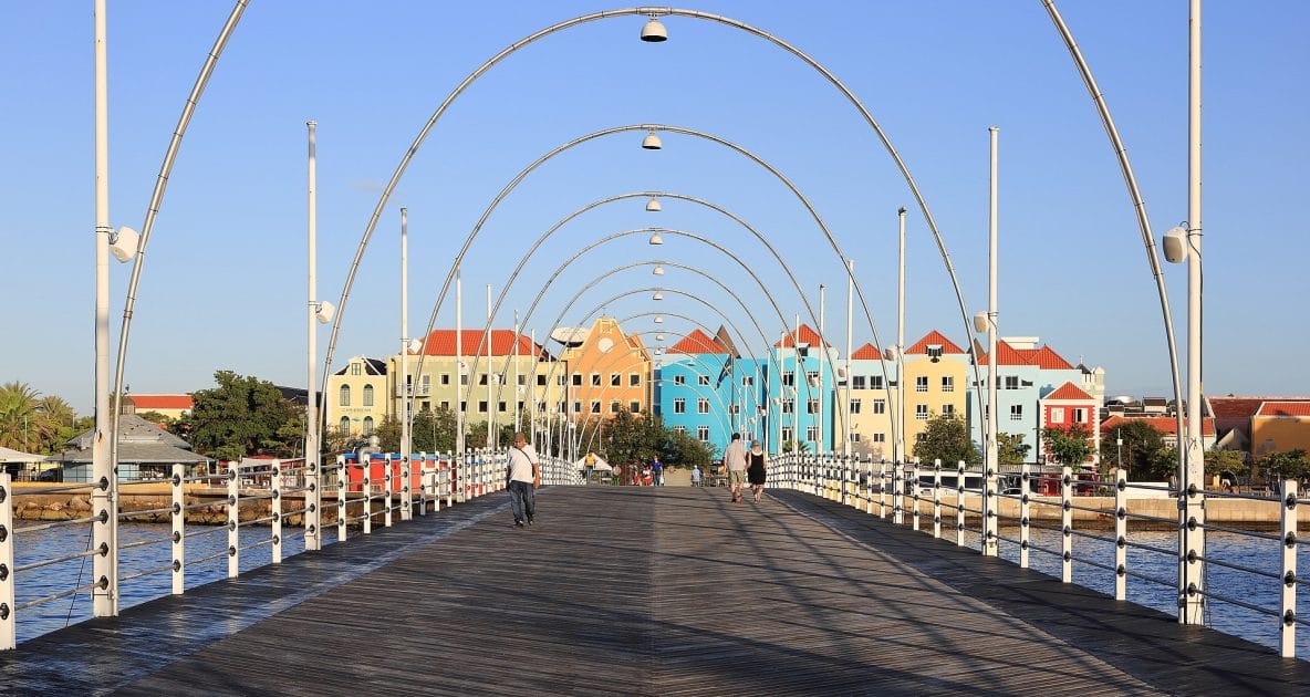 Puente Reina Emma en Willemstad. By Martin Falbisoner, CC BY SA 4.0 Puente Reina Emma en Willemstad