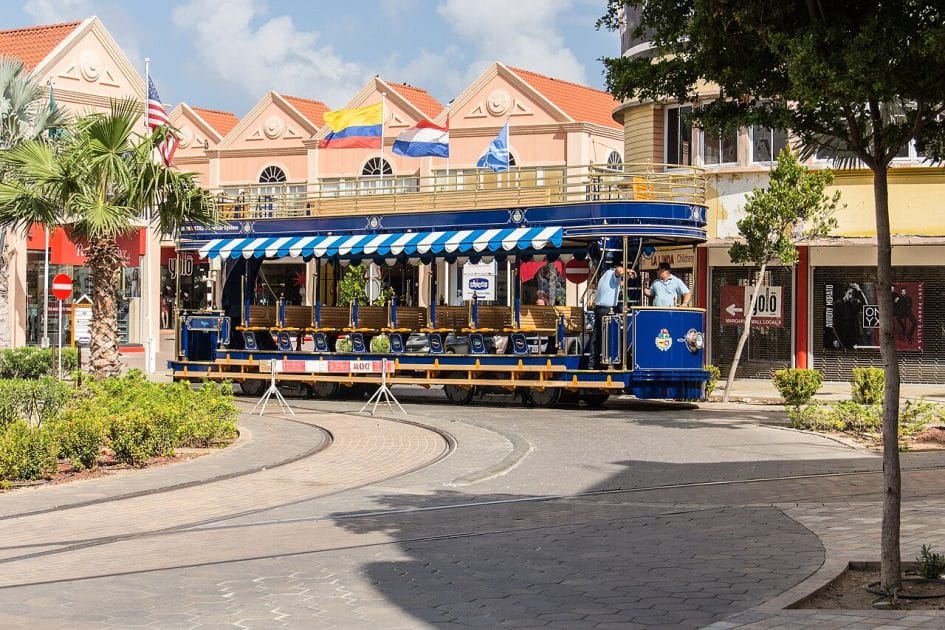 Tranvía en Oranjestad By Industrial Wales, CC BY SA 2.0 Tranvía en Oranjestad