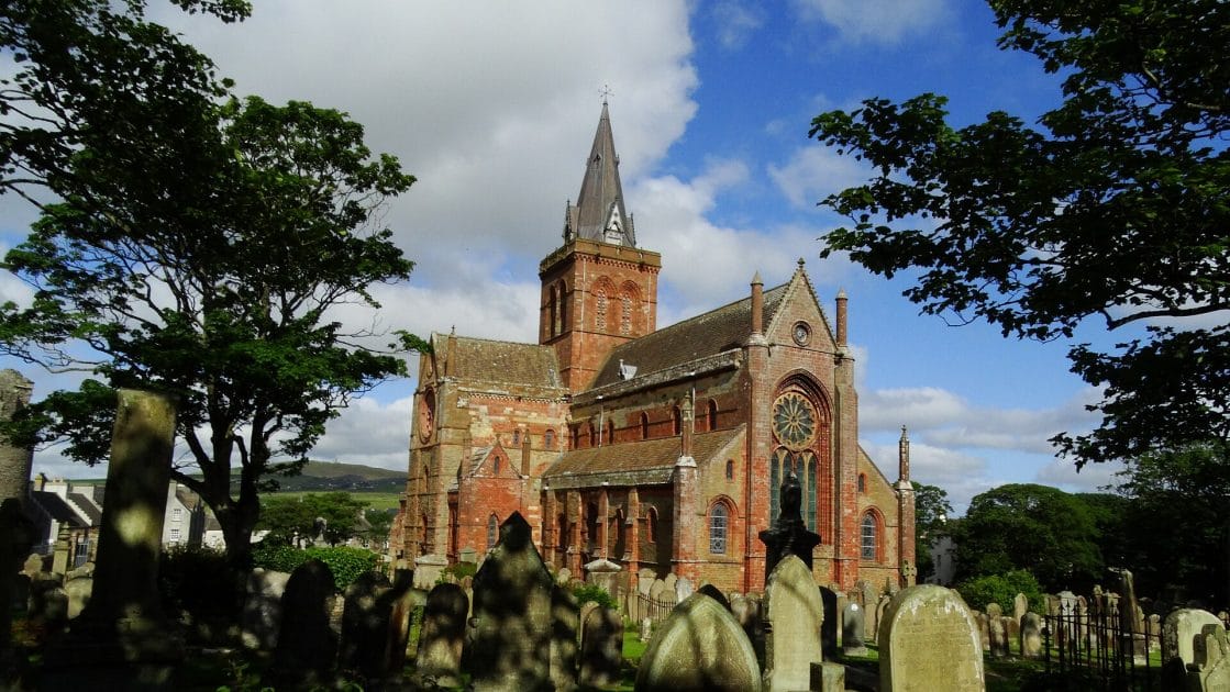 Catedral de San Magnus By Kirkwall St Magnus Cathedral by Colin Park, CC BY SA 2.0 Catedral de San Magnus