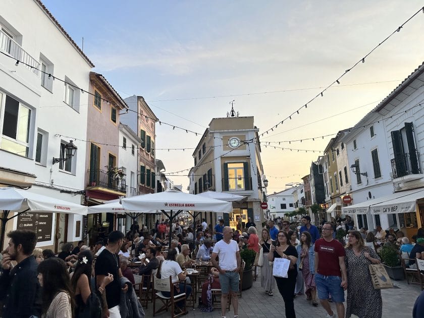 El animado centro urbano de Es Mercadal 