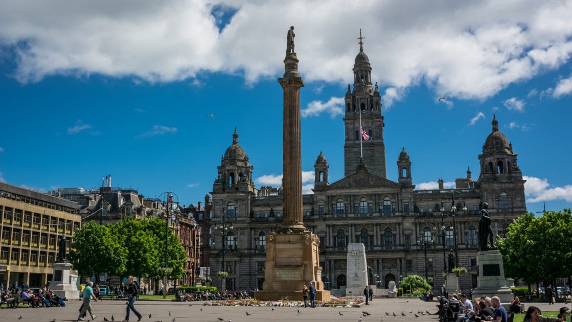 George Square en Glasgow By George Square by Peter Moore, CC BY SA 2.0 George Square en Glasgow