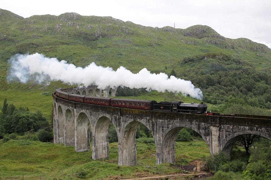 Jacobite Steam Train cruzando el Glenfinnan Viaduct By 96tommy A Scottish Adventure The Jacobite over Glenfinnan Viaduct, CC BY 2.0 Jacobite Steam Train cruzando el Glenfinnan Viaduct