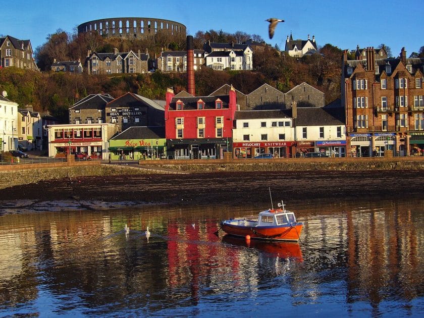 Puerto de Oban con la McCaig's Tower. By Tanya Dedyukhina, CC BY 3.0 Puerto de Oban con la McCaig's Tower