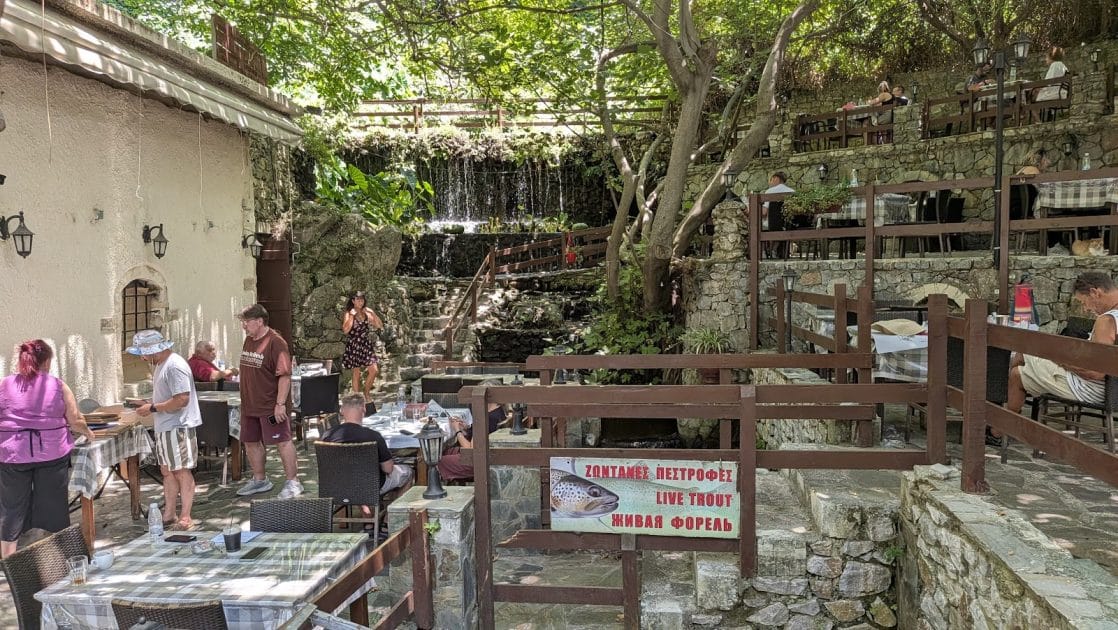 Taberna junto a los manantiales de Argiroupoli 