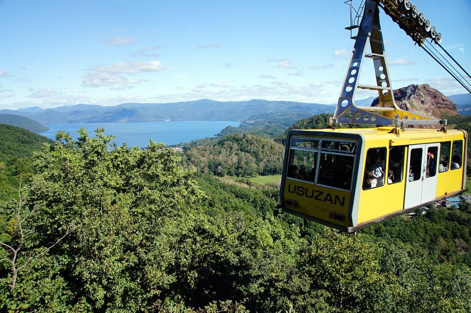 Teleférico del Monte Usu con el Lago Toya al fondo 