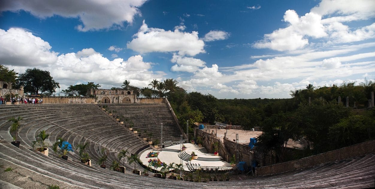 Anfiteatro en los Alktos de Chavón en La Romana By Mstyslav Chernov email by the author, CC BY SA 3.0 Anfiteatro en los Alktos de Chavón en La Romana