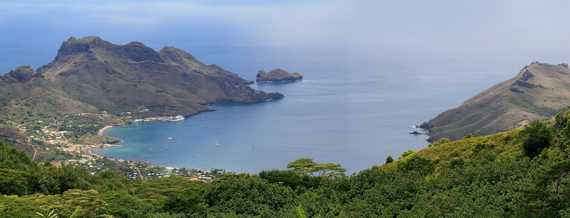 Bahía de Taiohae By Sémhur Own work, CC BY SA 4.0 Bahía de Taiohae