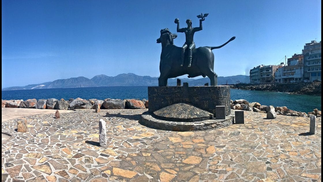El Rapto de Europa en el paseo marítimo de Agios Nikolaos 