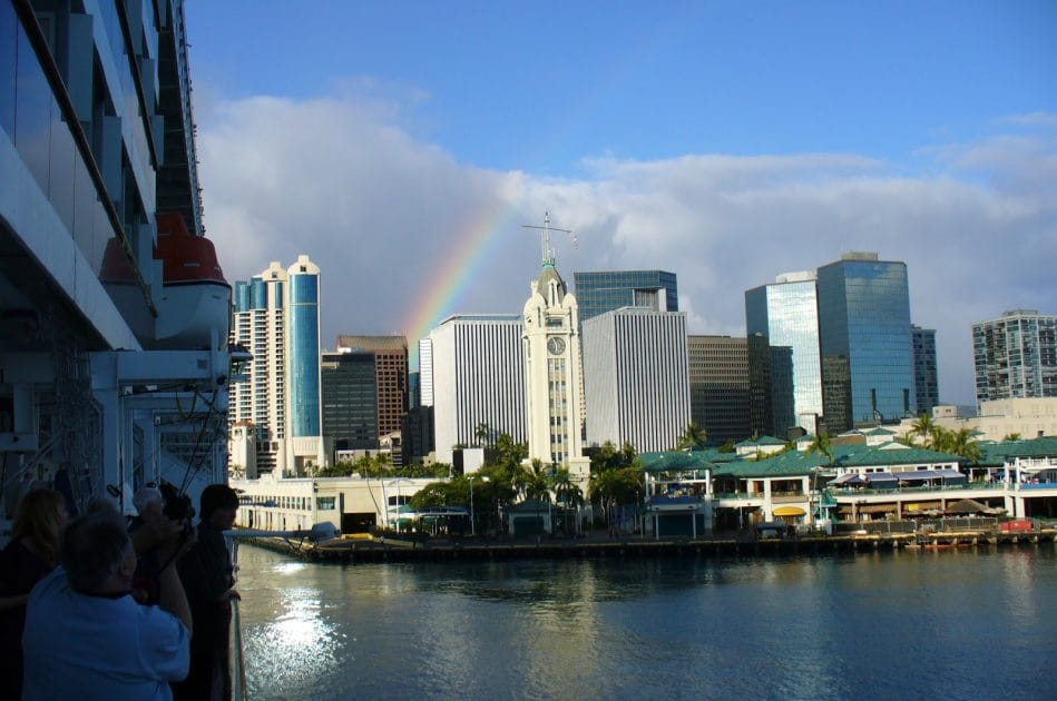 Llegada a Honolulu Harbor y Aloha Tower