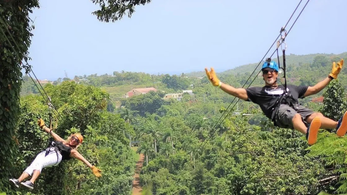 Aventura en tirolina por la selva tropical
