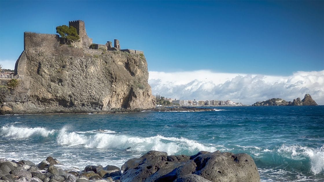 Castillo normando de Aci Castello By Gabriele Falco Imported from 500px (archived version) by the Archive Team. (detail page), CC BY 3.0 10 mejores excursiones para cruceros en Catania, Sicilia - Castillo normando de Aci Castello