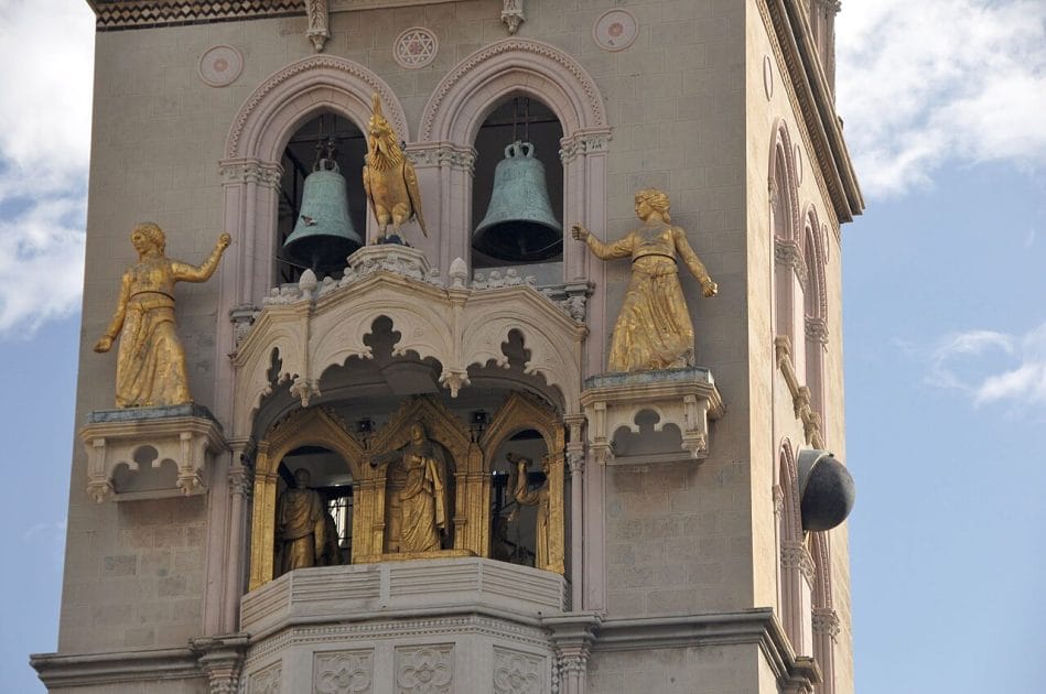 Dina y Clarenza en el campanario del Duomo de Messina By Herbert Frank Dina y Clarenza en el campanario del Duomo de Messina