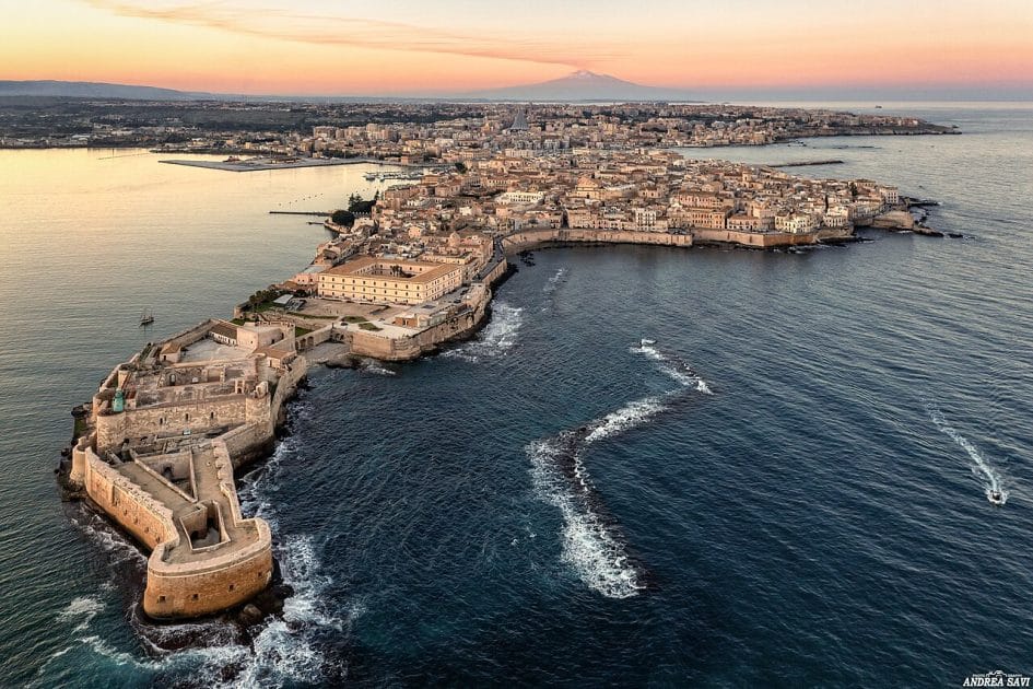Ortigia, Siracusa y el Etna al fondo Por AndreaCT78 , CC BY SA 2.0 Ortigia, Siracusa y el Etna al fondo