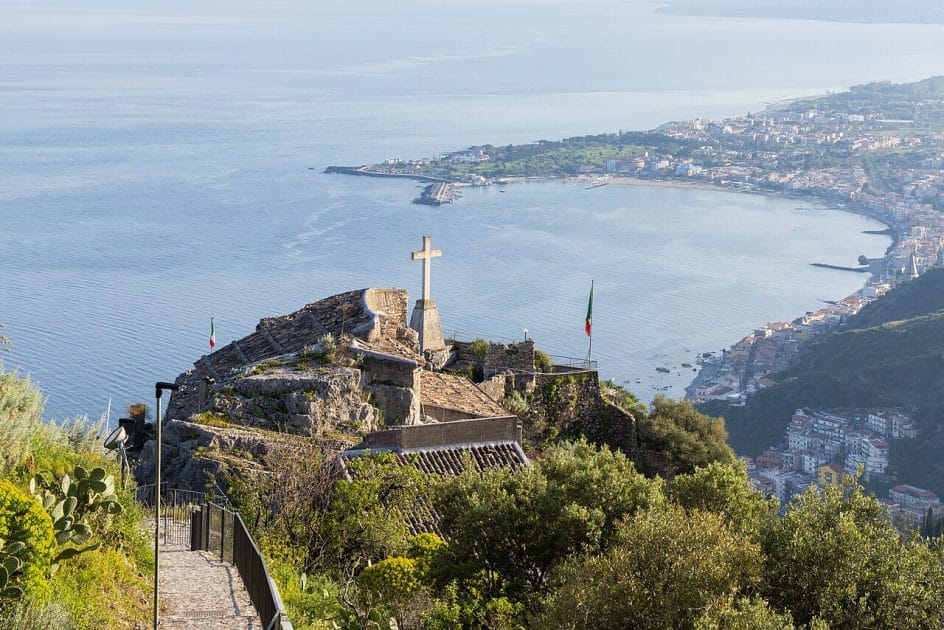 Vistas de Taormina desde Castelmola By Diego Delso, CC BY SA 4.0 Vistas de Taormina desde Castelmola